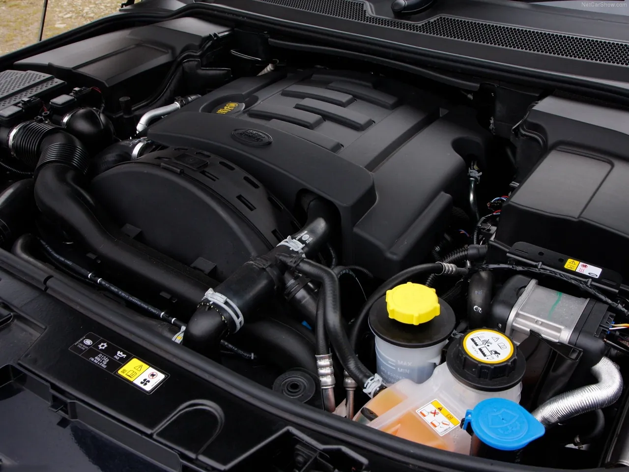 Land Rover Range Rover Sport (2012) – motorový prostor