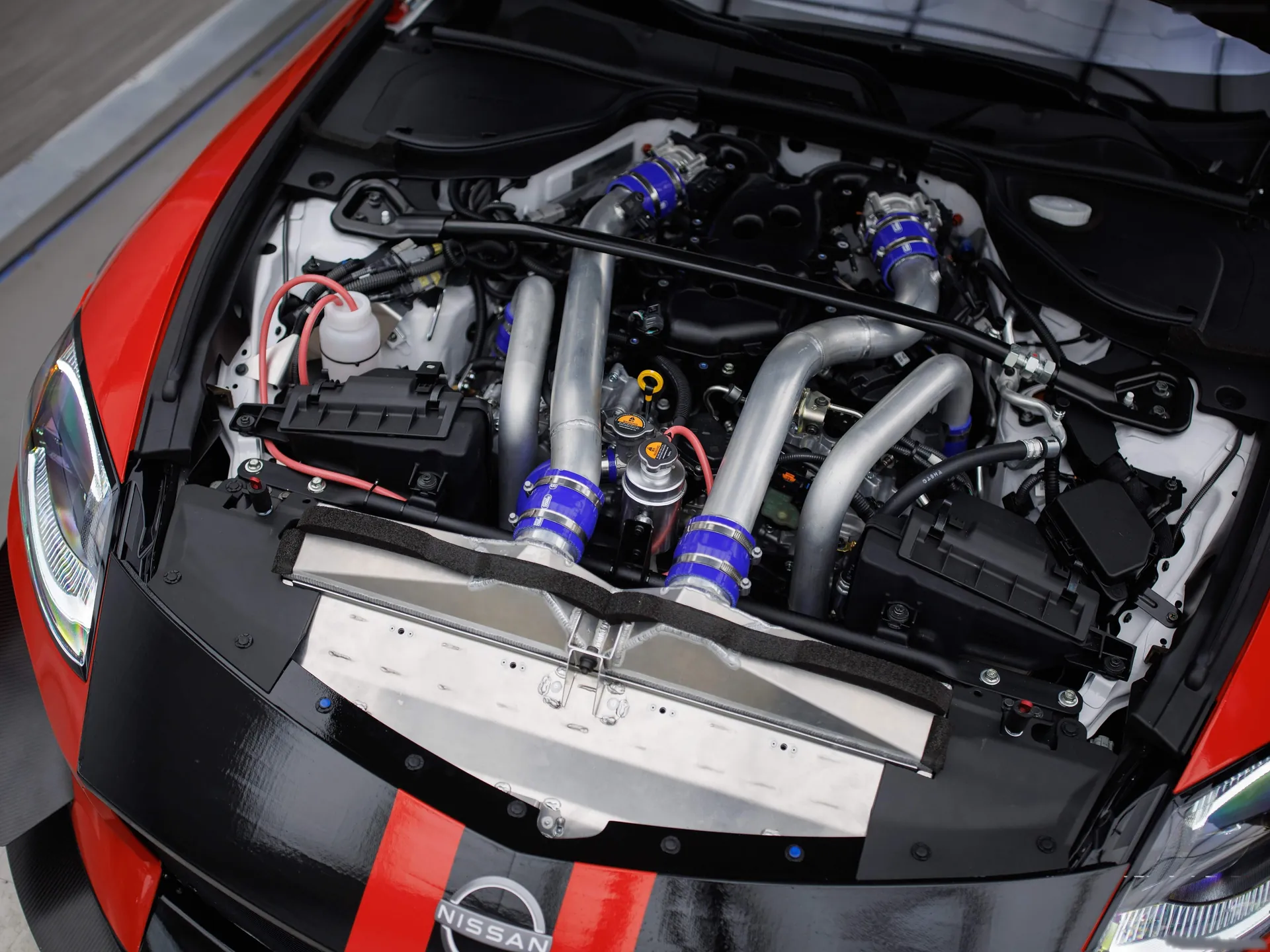 Nissan Z GT4 (2023) – motorový prostor