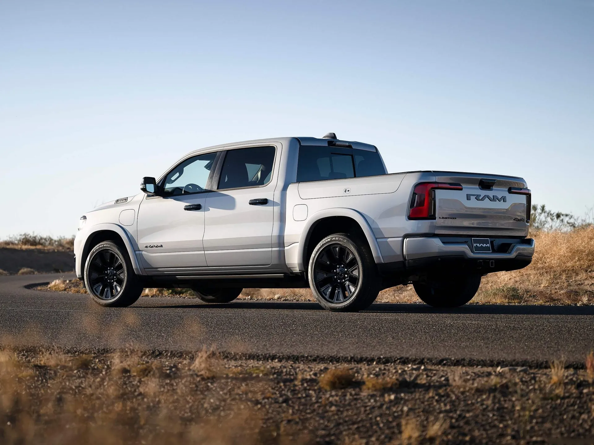 Ram 1500 Ramcharger (2025) – zadní tříčtvrteční pohled