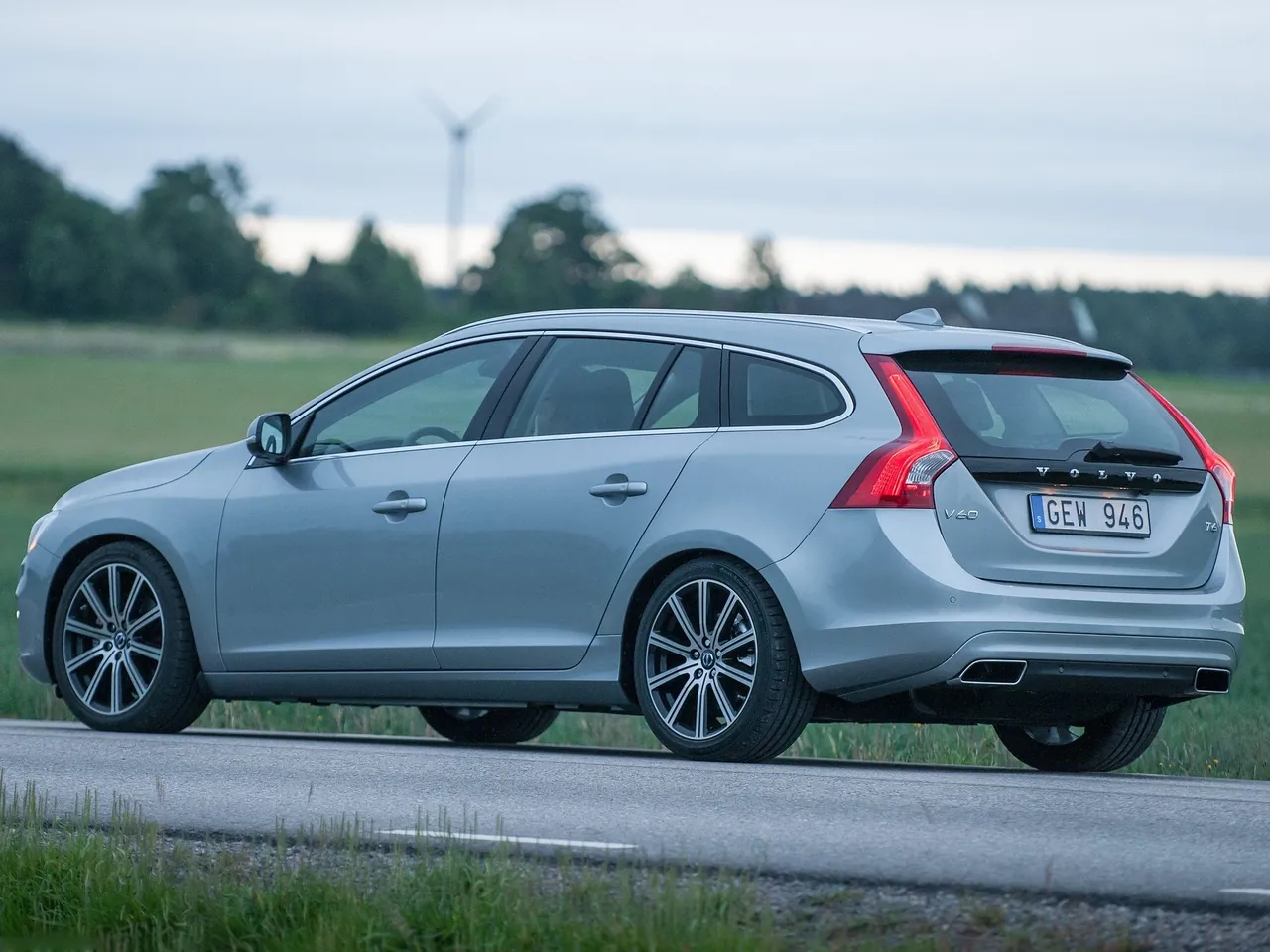 Volvo V60 (2014) – zadní tříčtvrteční pohled