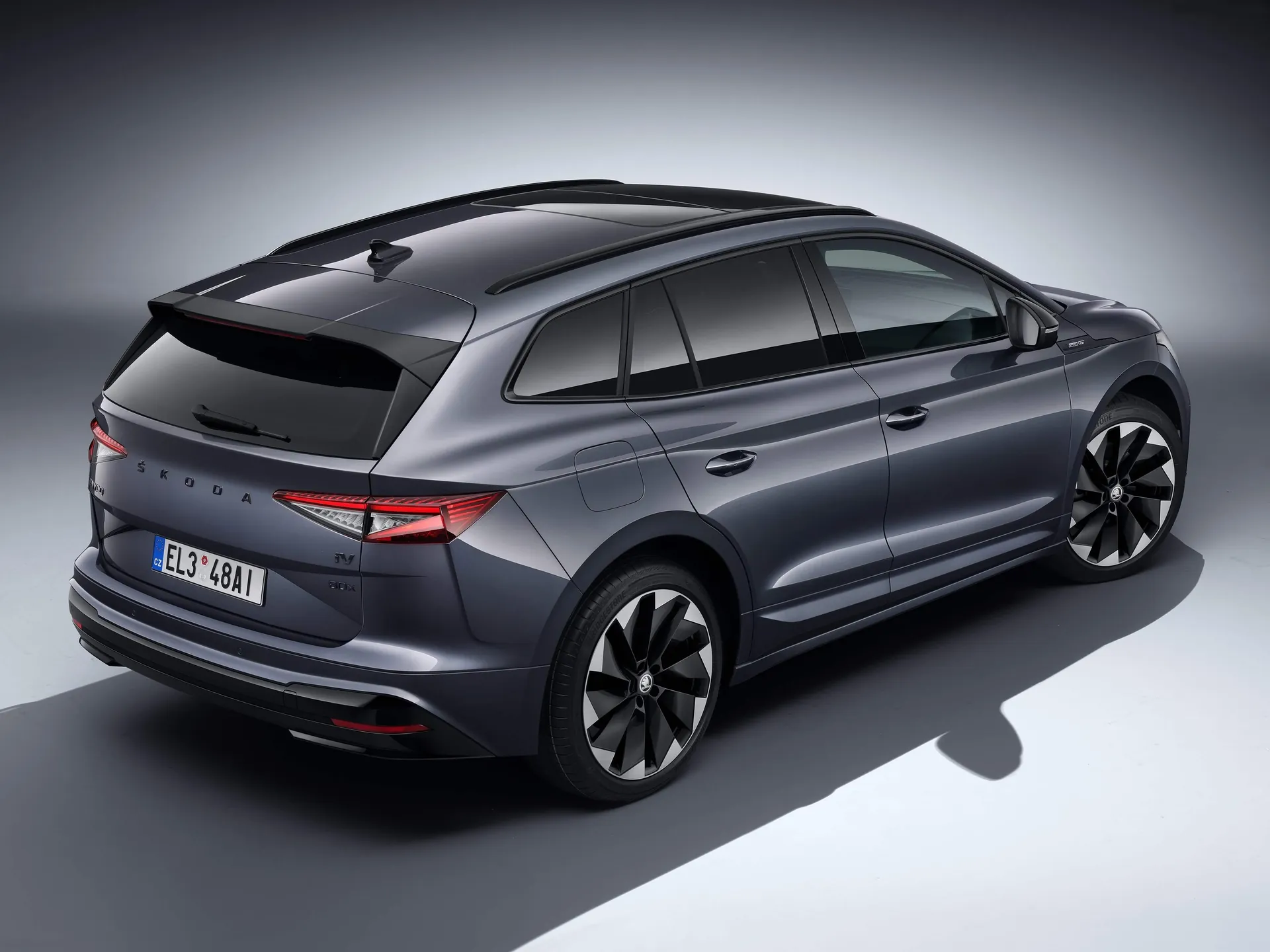 Skoda Enyaq Sportline iV (2021) – zadní tříčtvrteční pohled