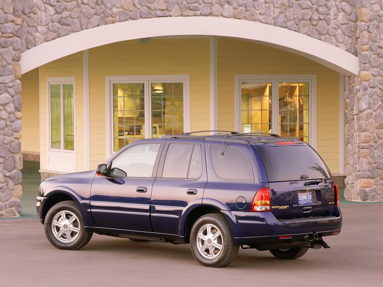 Oldsmobile Bravada (2002) – zadní tříčtvrteční pohled