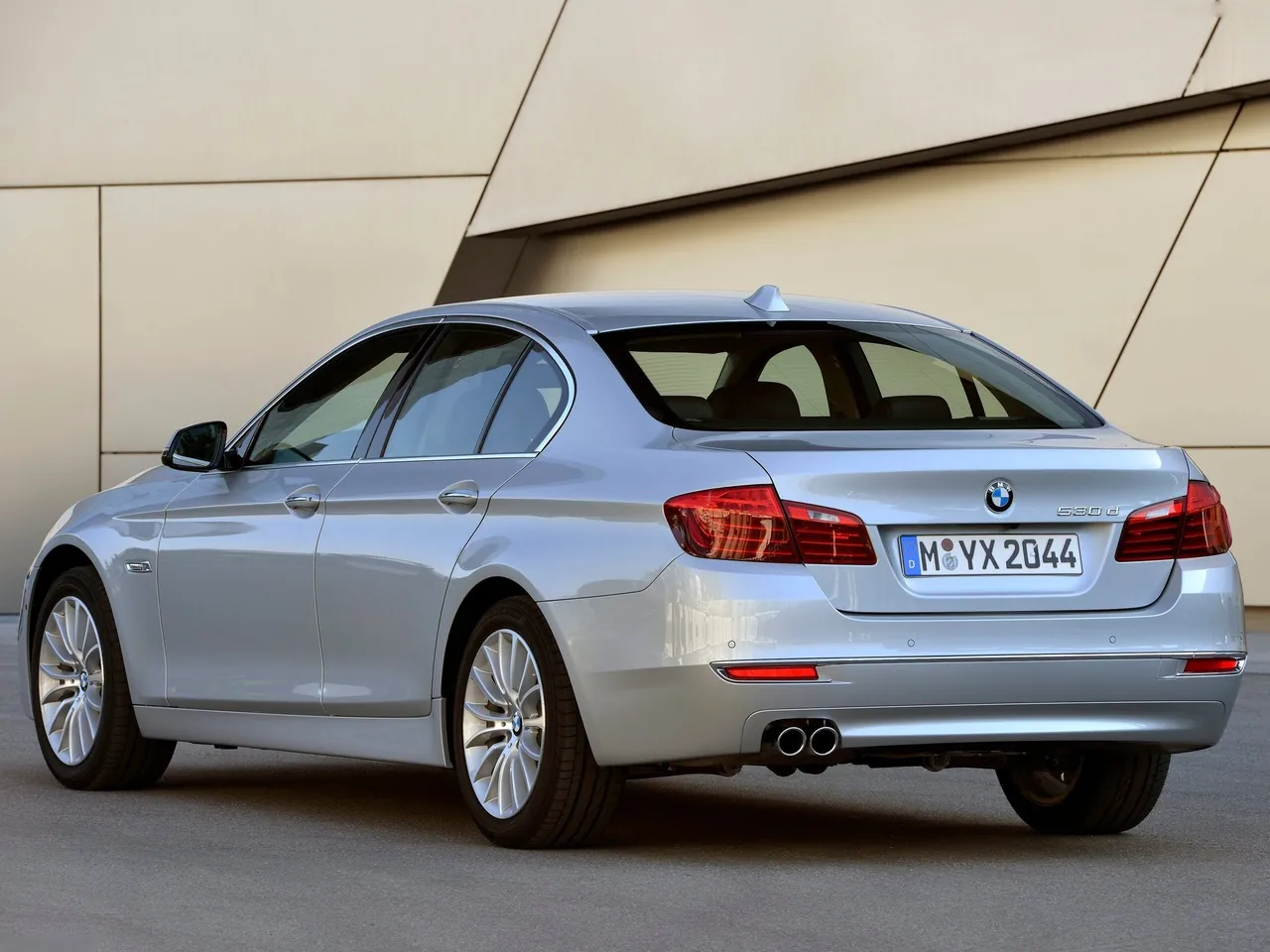 BMW 5-Series (2014) – zadní tříčtvrteční pohled