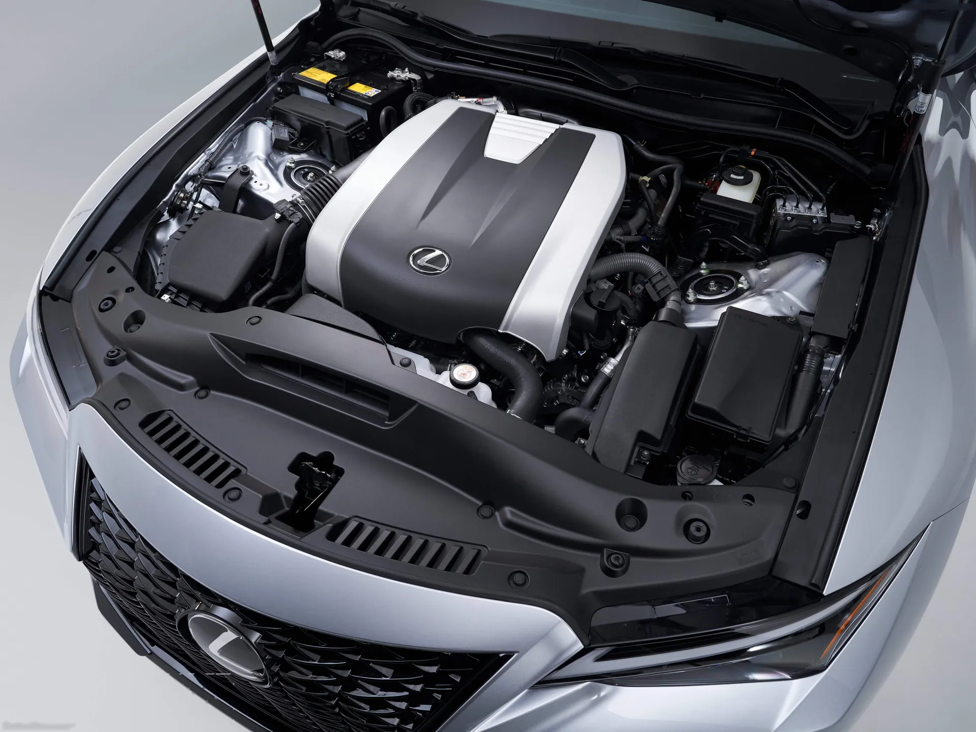 Lexus IS (2021) – motorový prostor