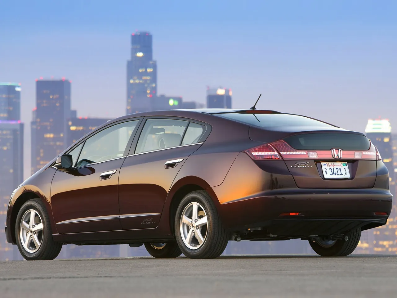 Honda FCX Clarity (2009) – zadní tříčtvrteční pohled