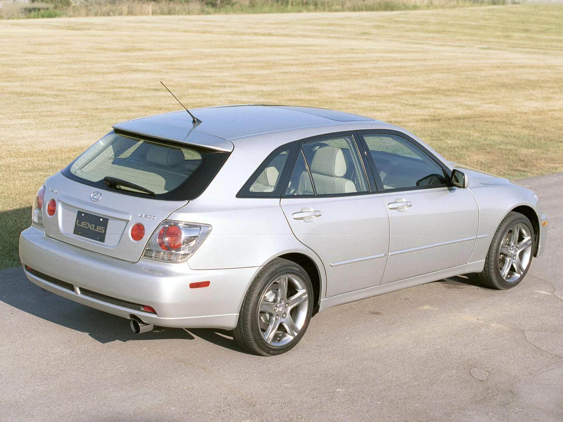 Lexus IS 300 SportCross (2002) – zadní tříčtvrteční pohled