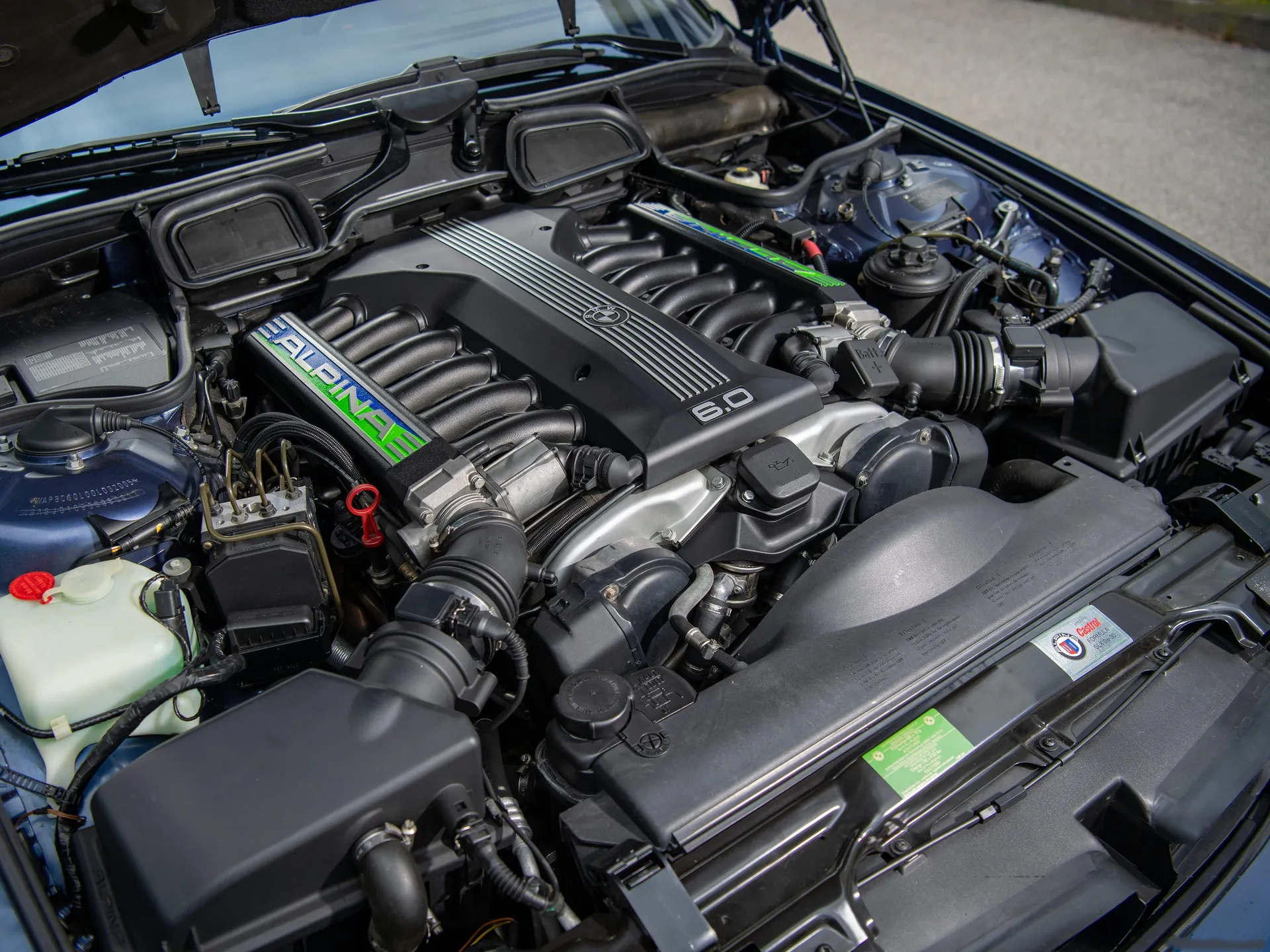 Alpina BMW B12 6.0 E38 (2000) – motorový prostor