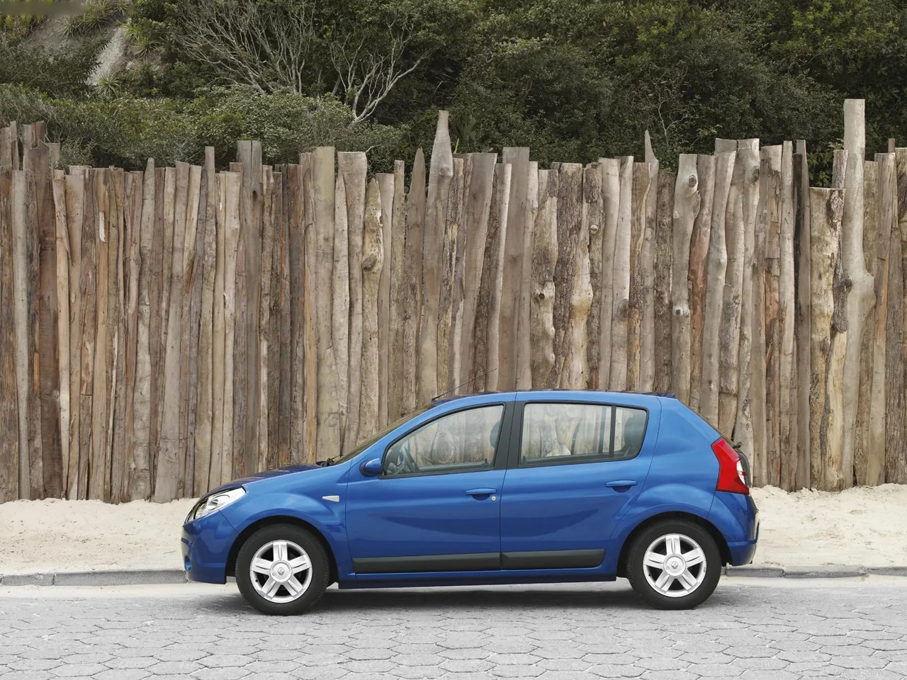 Renault Sandero (2008) – boční profil