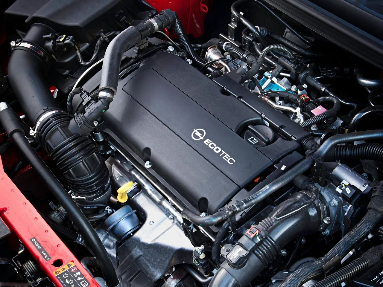 Opel Astra GTC (2012) – motorový prostor