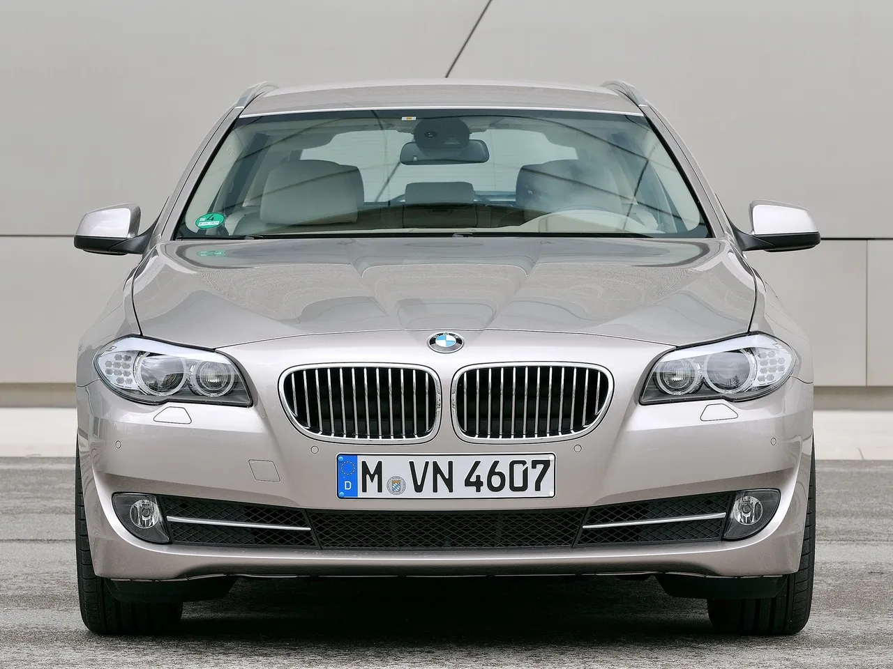 BMW 5-Series Touring (2011) - Front
