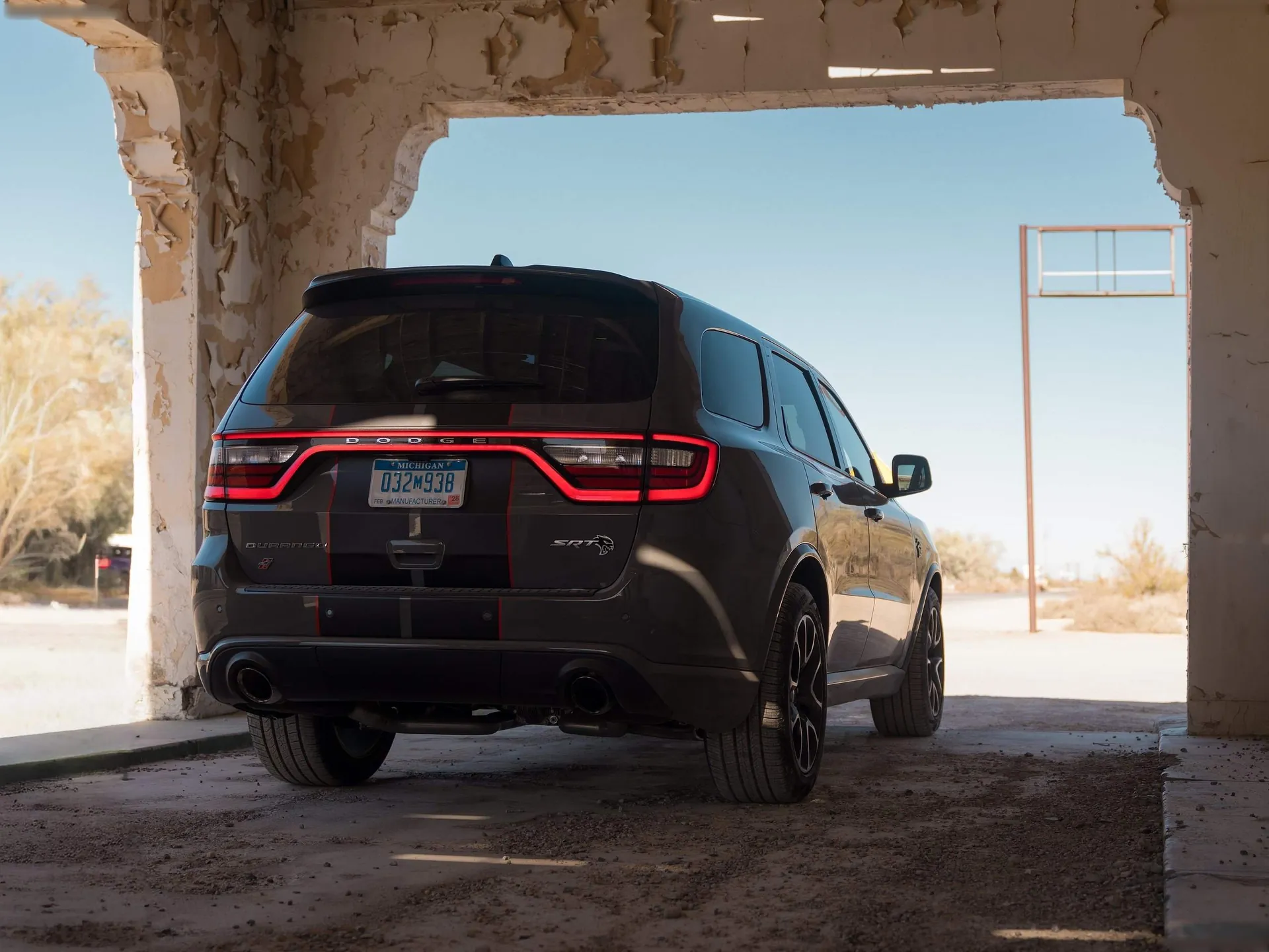 Dodge Durango SRT Hellcat Jailbreak (2026) – zadní tříčtvrteční pohled