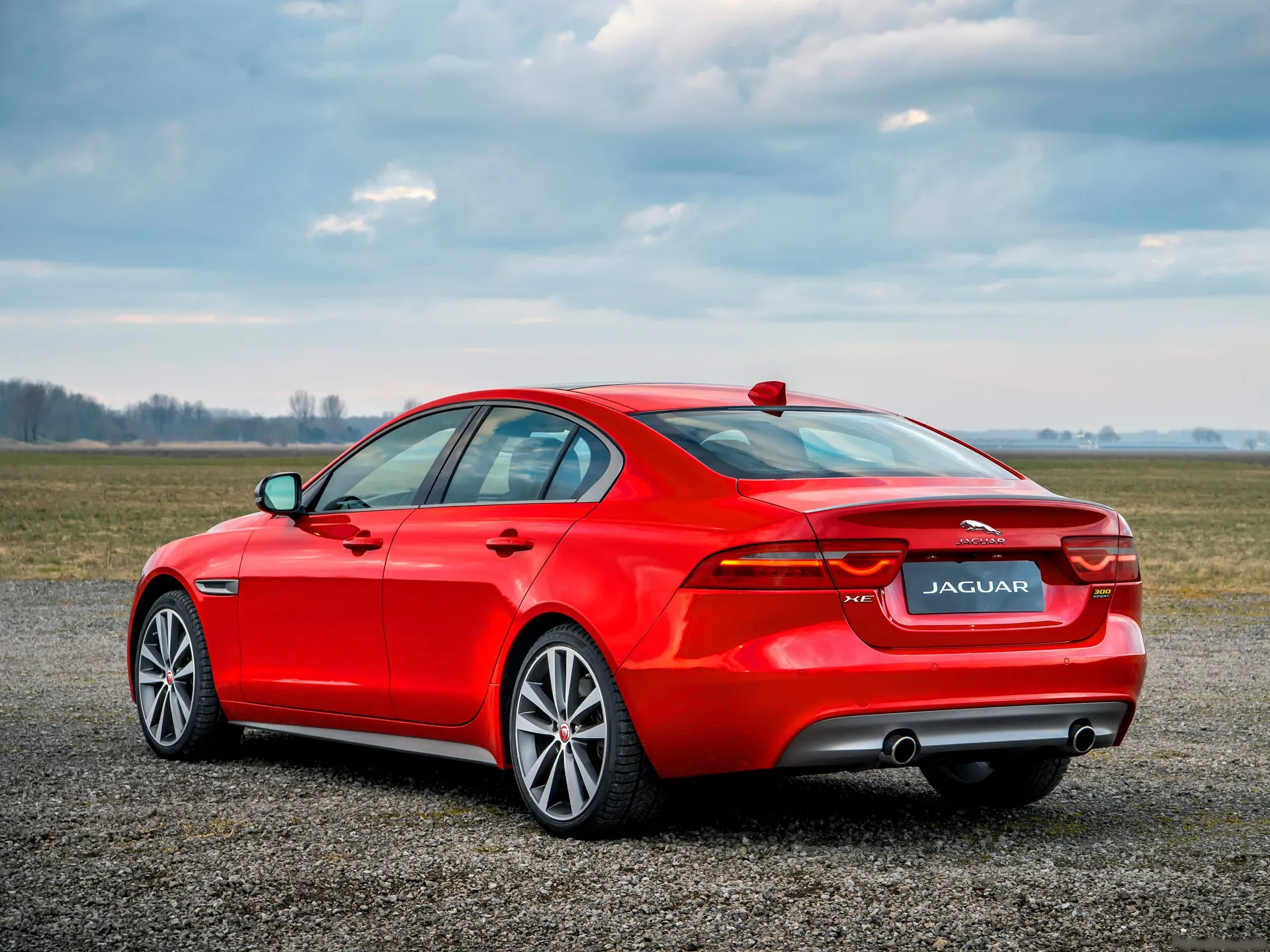 Jaguar XE 300 Sport (2019) – zadní tříčtvrteční pohled