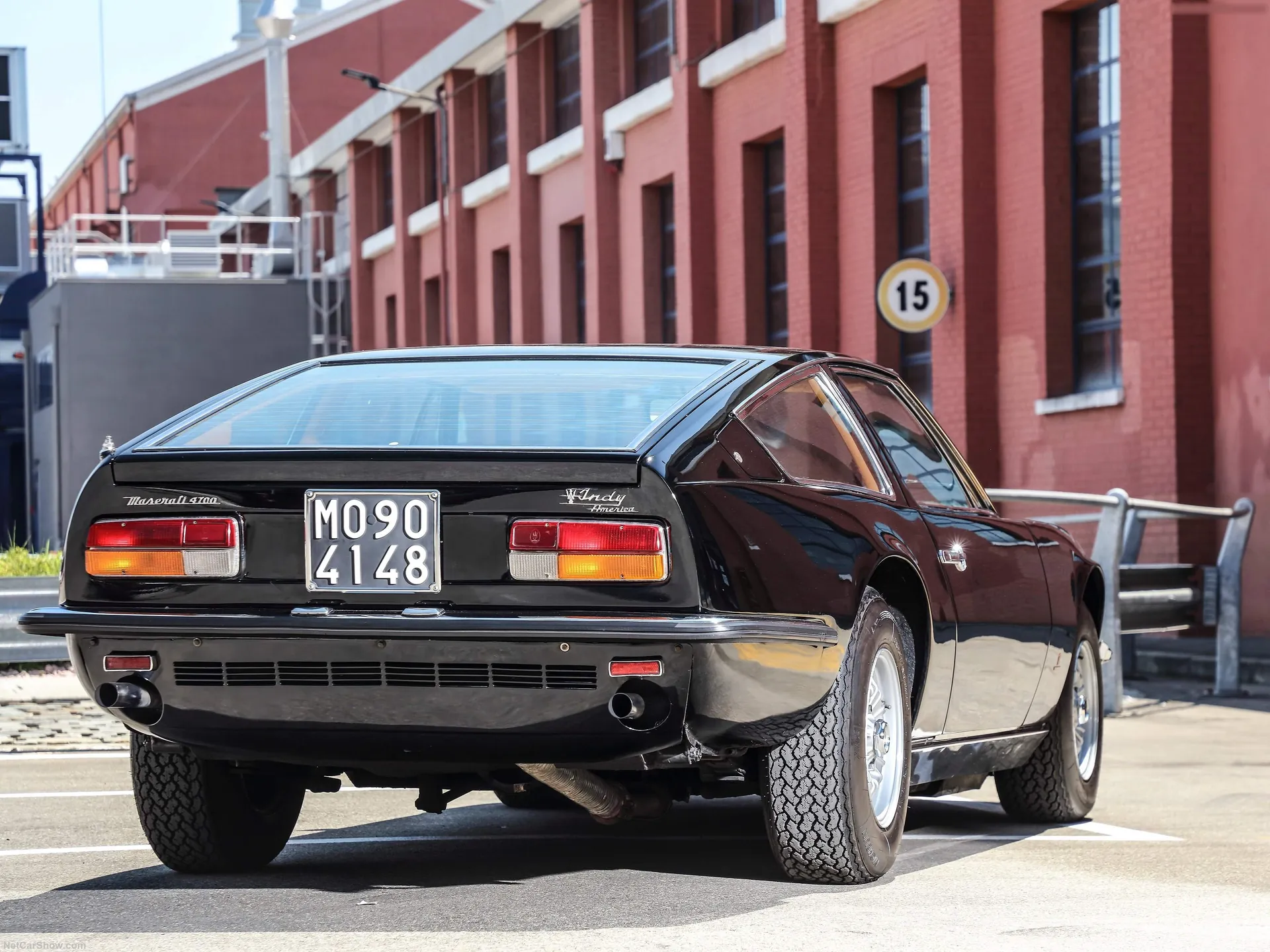 Maserati Indy (1969) – zadní tříčtvrteční pohled