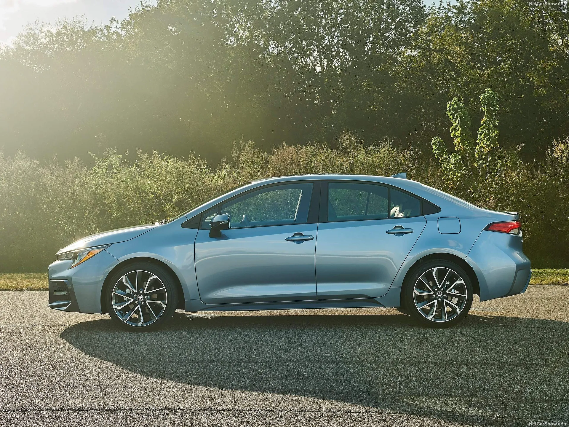 Toyota Corolla Sedan (2020) – boční profil