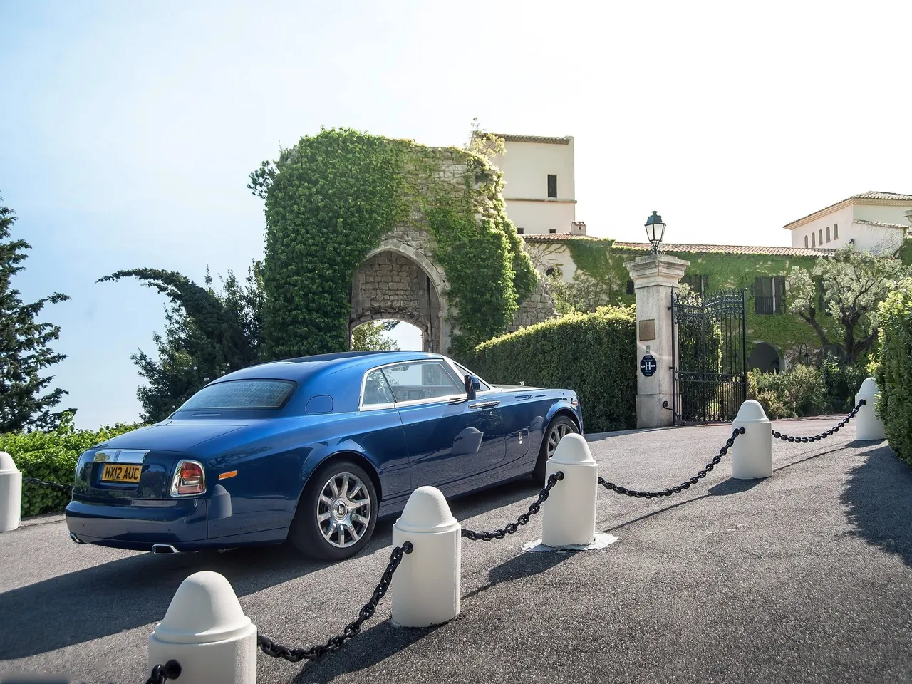 Rolls-Royce Phantom Coupe (2013) – zadní tříčtvrteční pohled