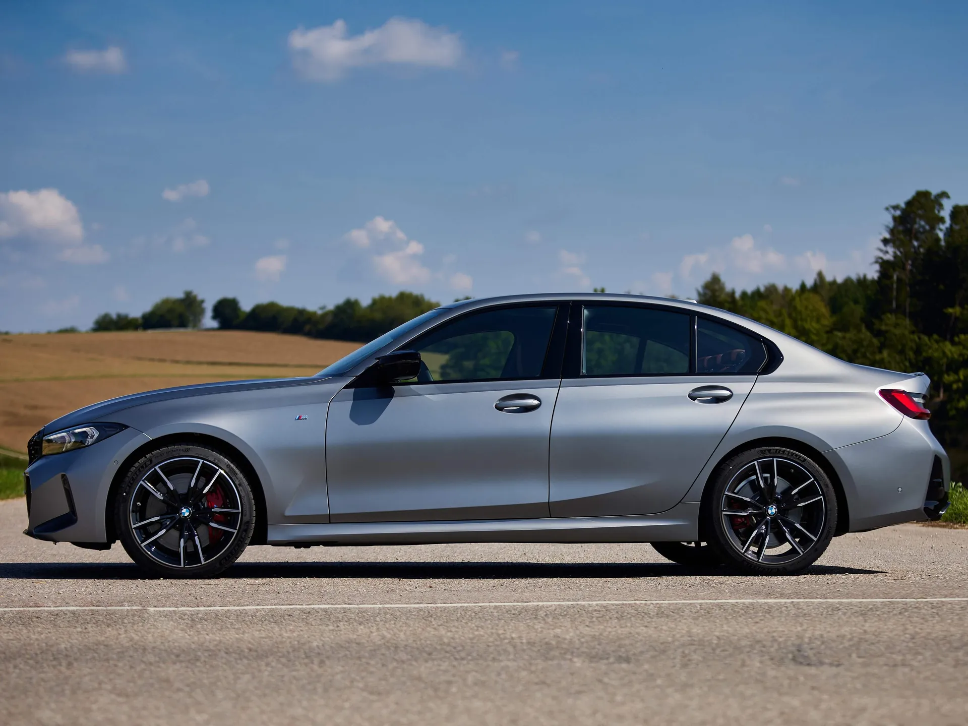 BMW M340i xDrive (2023) – boční profil