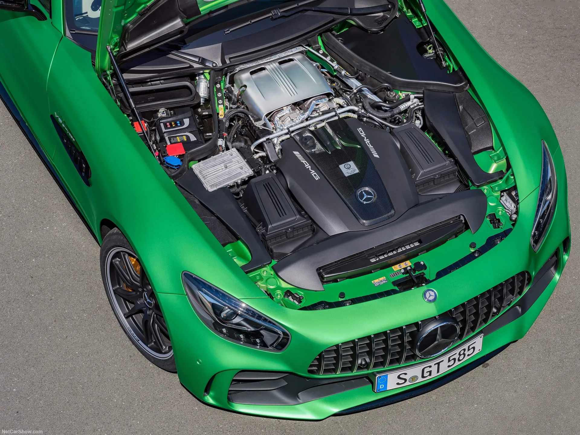 Mercedes-Benz AMG GT R (2017) – motorový prostor