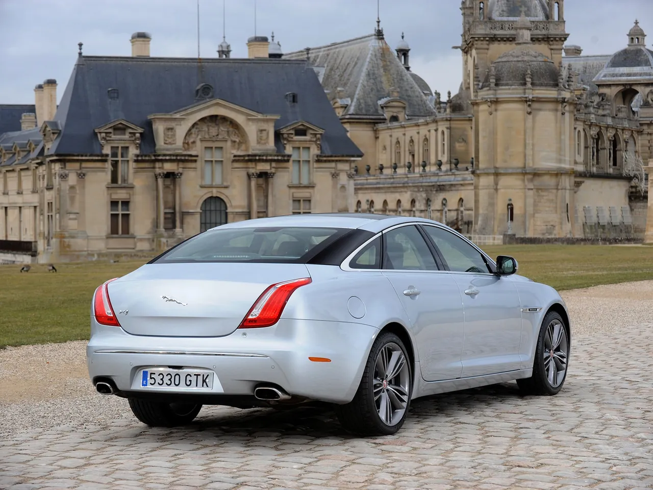 Jaguar XJ (2010) – zadní tříčtvrteční pohled