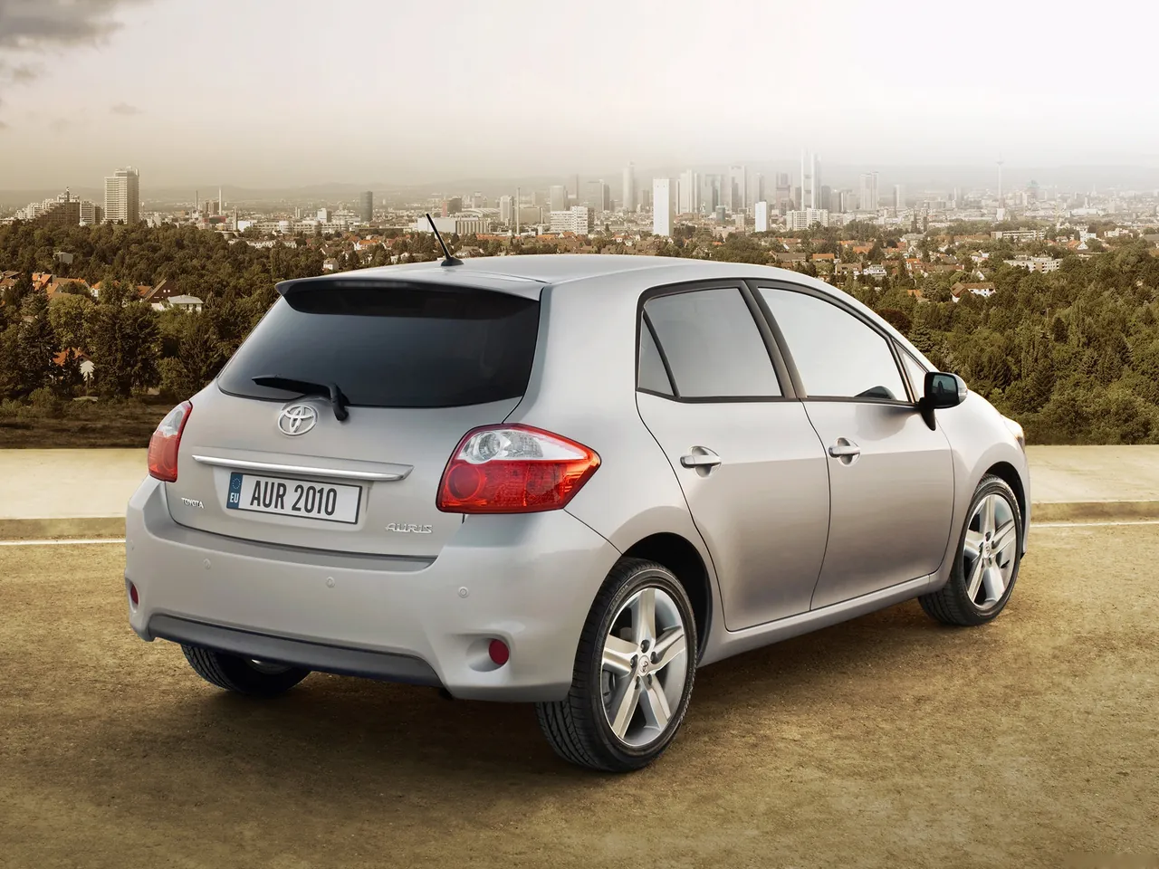 Toyota Auris (2010) – zadní tříčtvrteční pohled