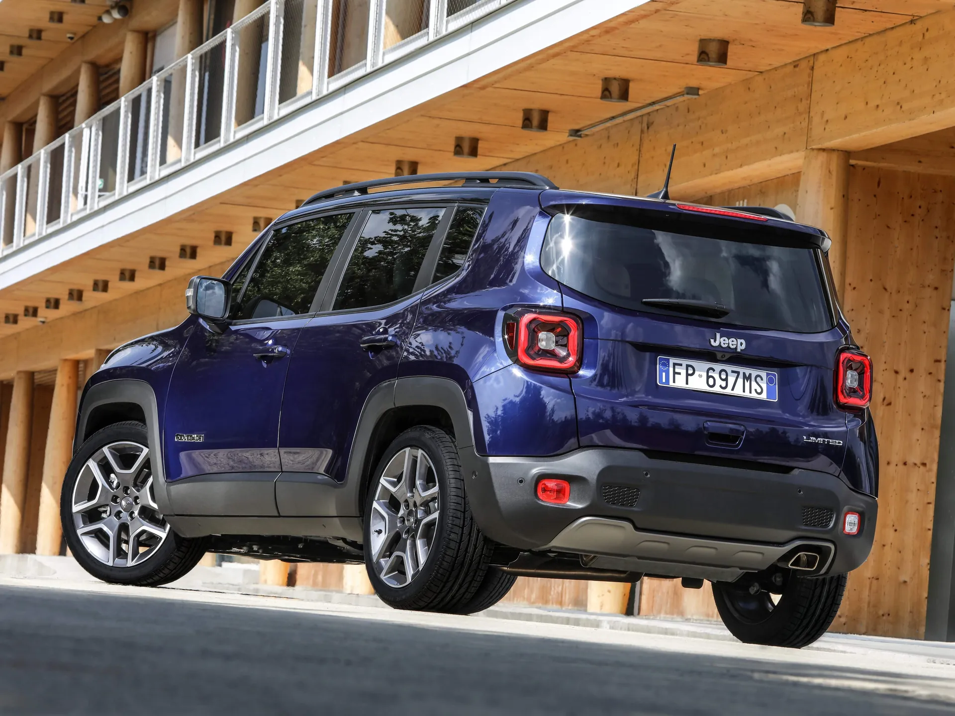 Jeep Renegade (2019) - Rear Three-Quarter