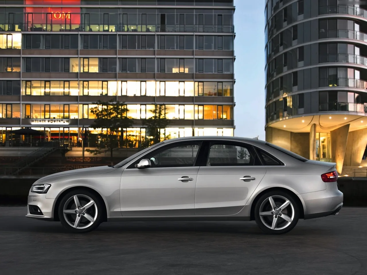 Audi A4 (2013) – boční profil