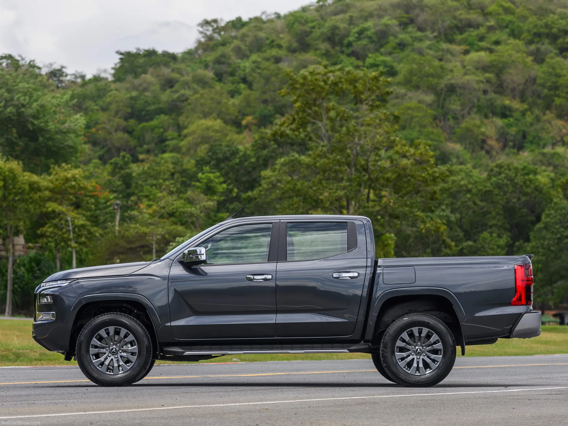 Mitsubishi L200 (2024) – boční profil