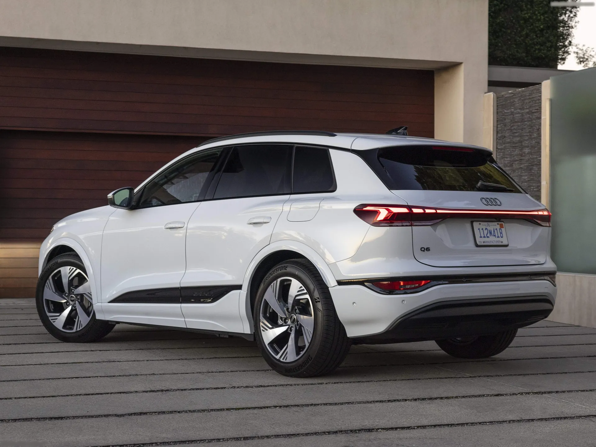 Audi Q6 e-tron [US] (2025) – zadní tříčtvrteční pohled