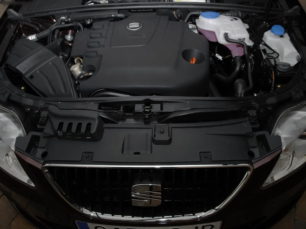Seat Exeo (2009) – motorový prostor