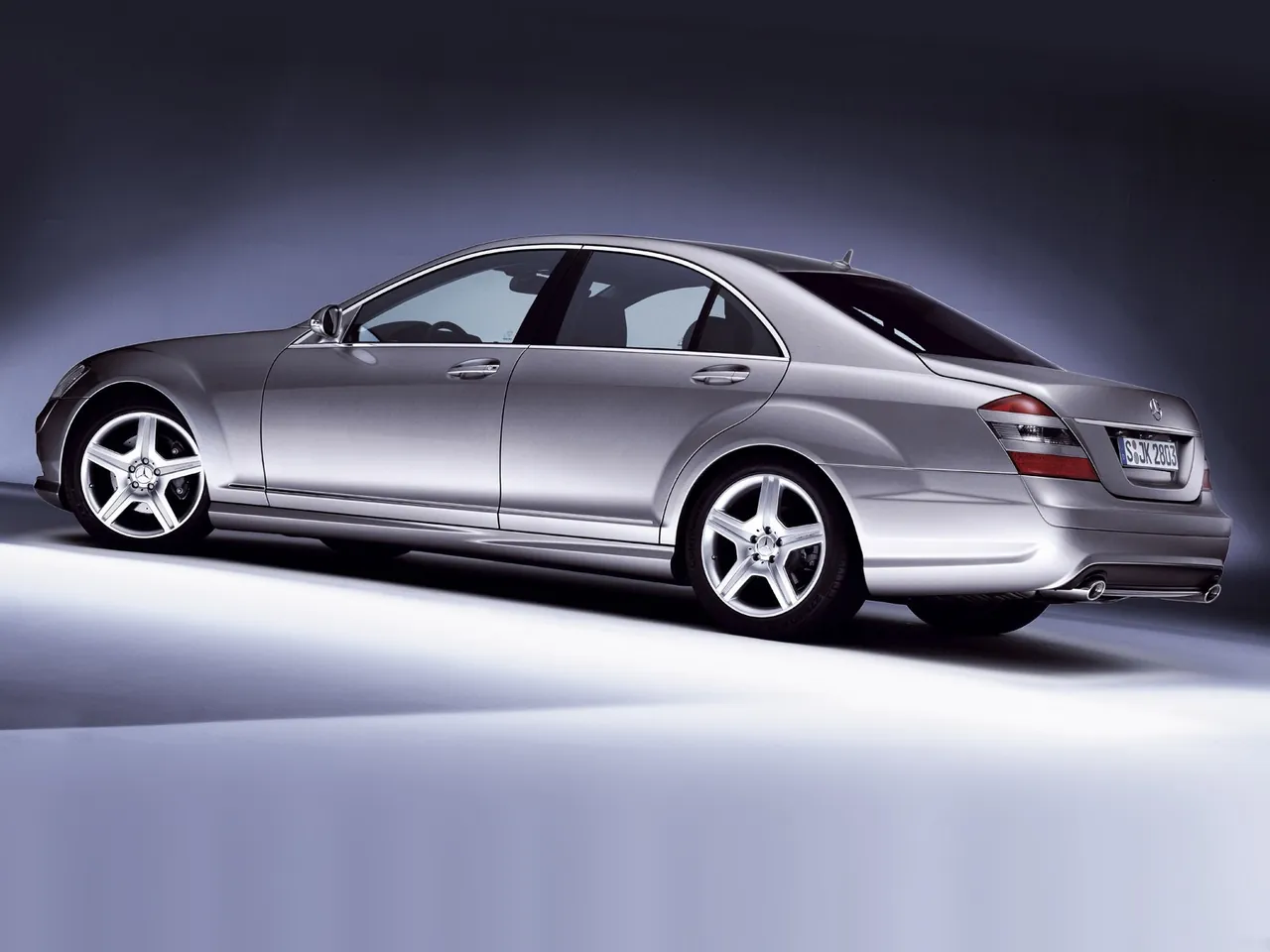 Mercedes-Benz S-Class (2006) - Rear Three-Quarter