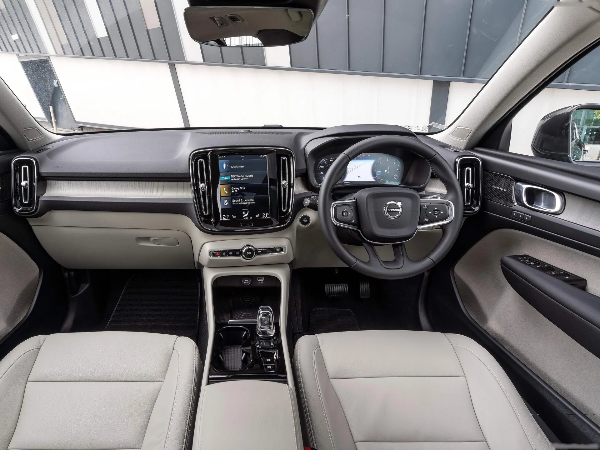Volvo XC40 [UK] (2018) – interiér