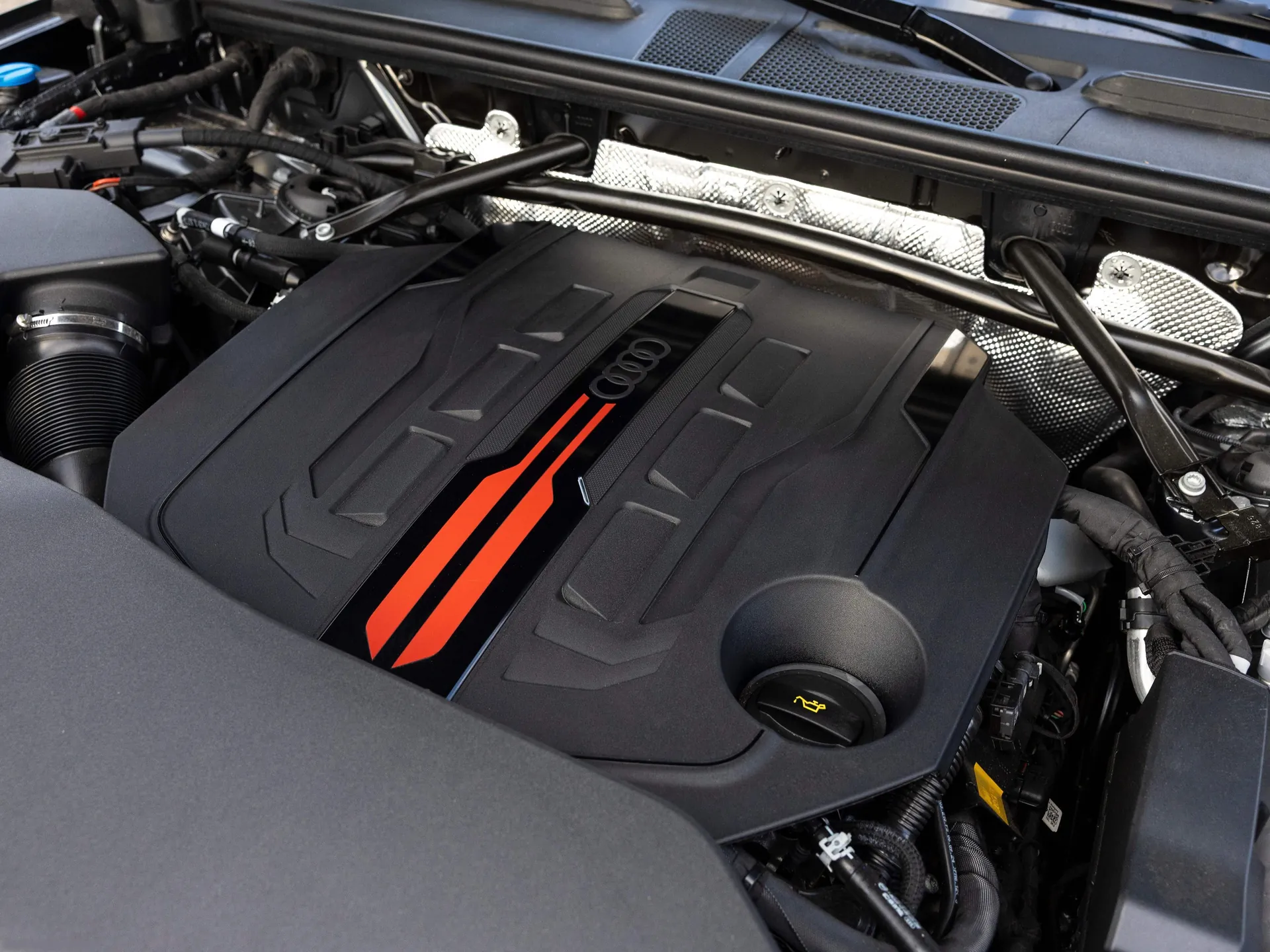 Audi SQ5 [US] (2025) – motorový prostor