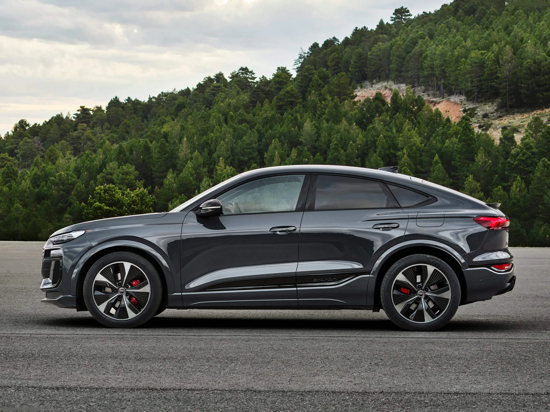Audi Q6 Sportback e-tron (2025) – boční profil