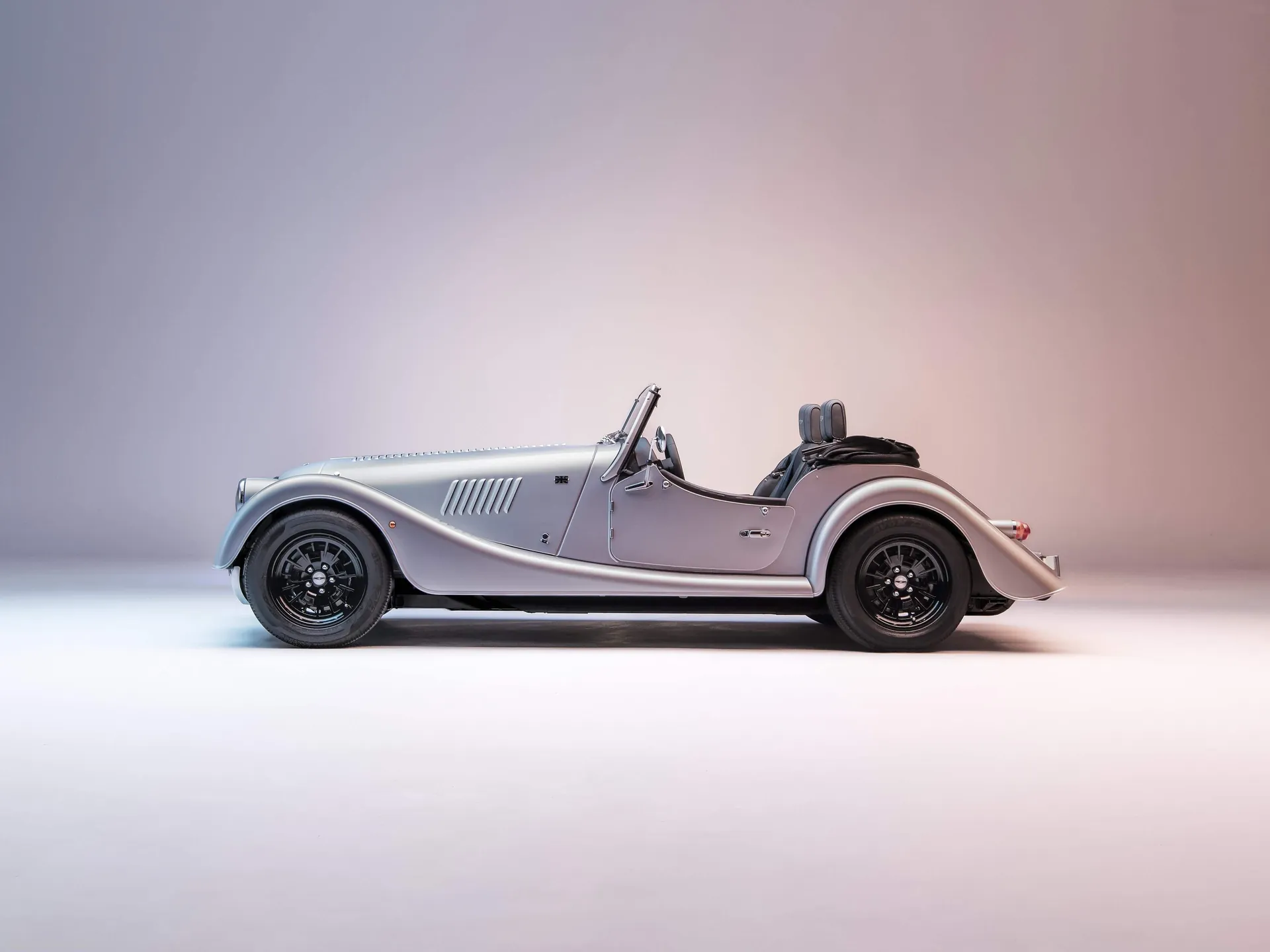 Morgan Plus Four (2023) – boční profil
