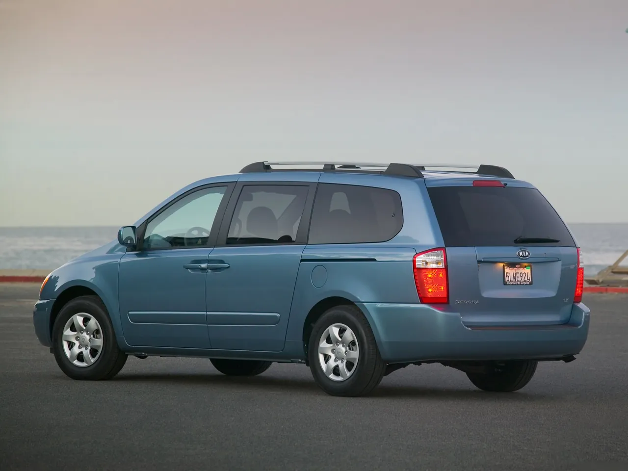 Kia Sedona (2006) – zadní tříčtvrteční pohled