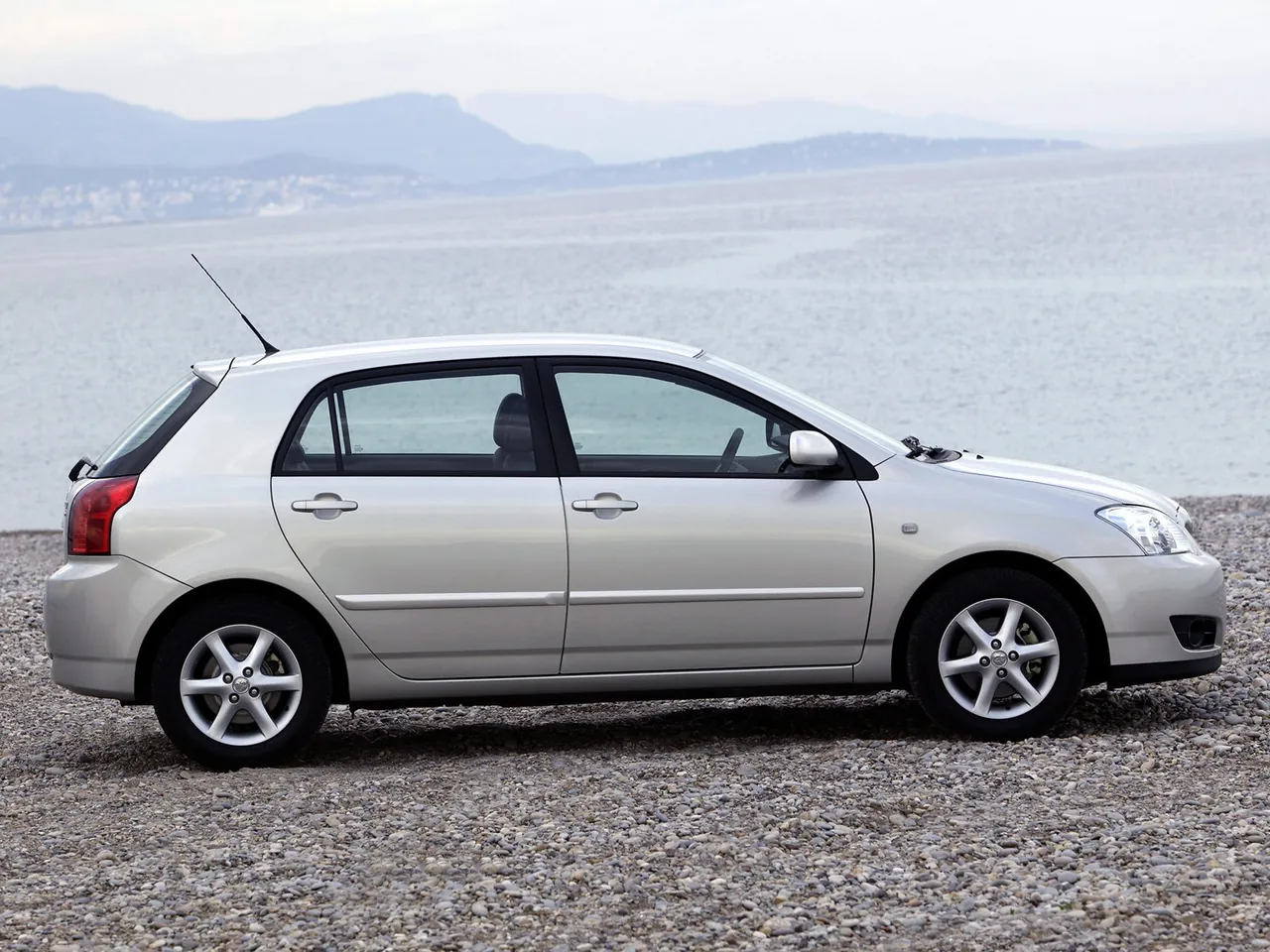 Toyota Corolla (2004) - Side Profile