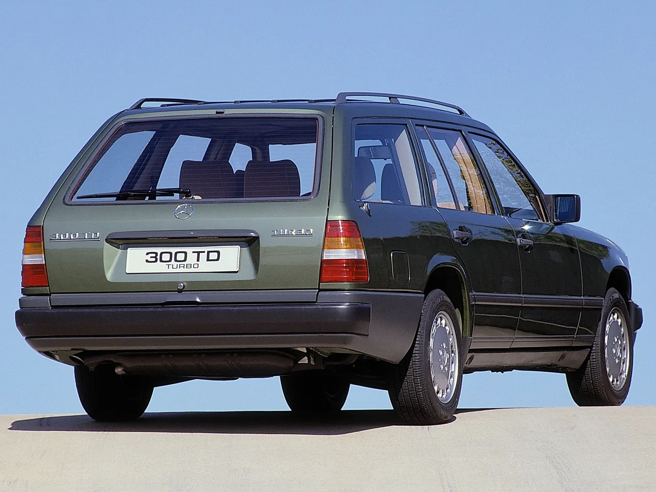 Mercedes-Benz E-Class Estate (1988) – zadní tříčtvrteční pohled