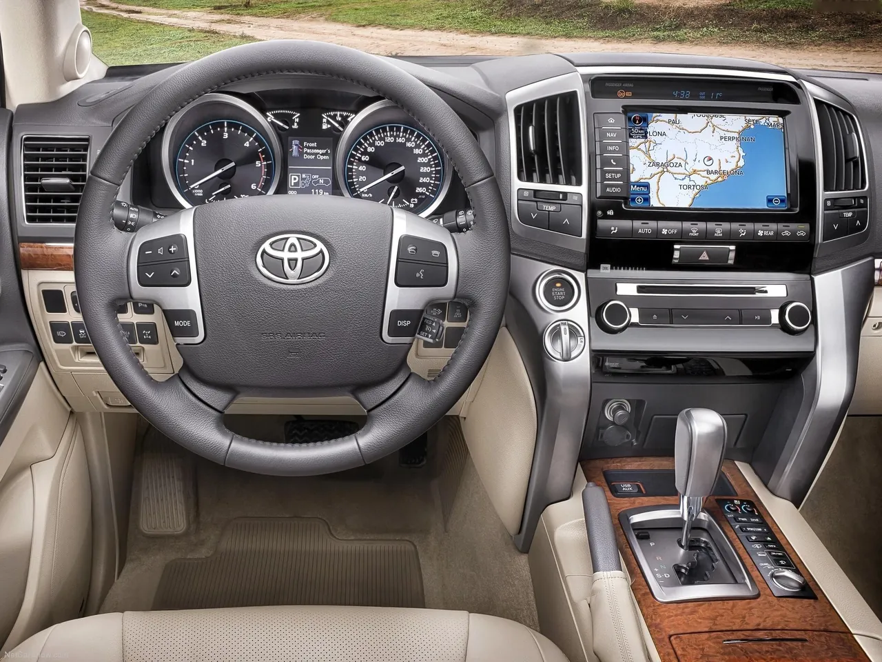 Toyota Land Cruiser (2013) – interiér