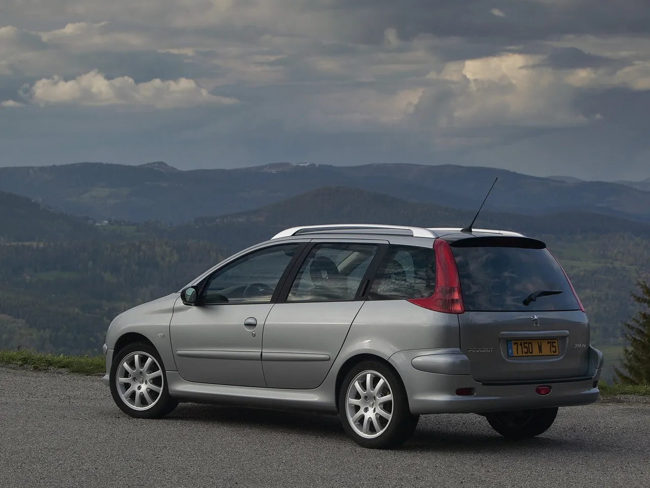 Peugeot 206 SW HDi (2004) – zadní tříčtvrteční pohled