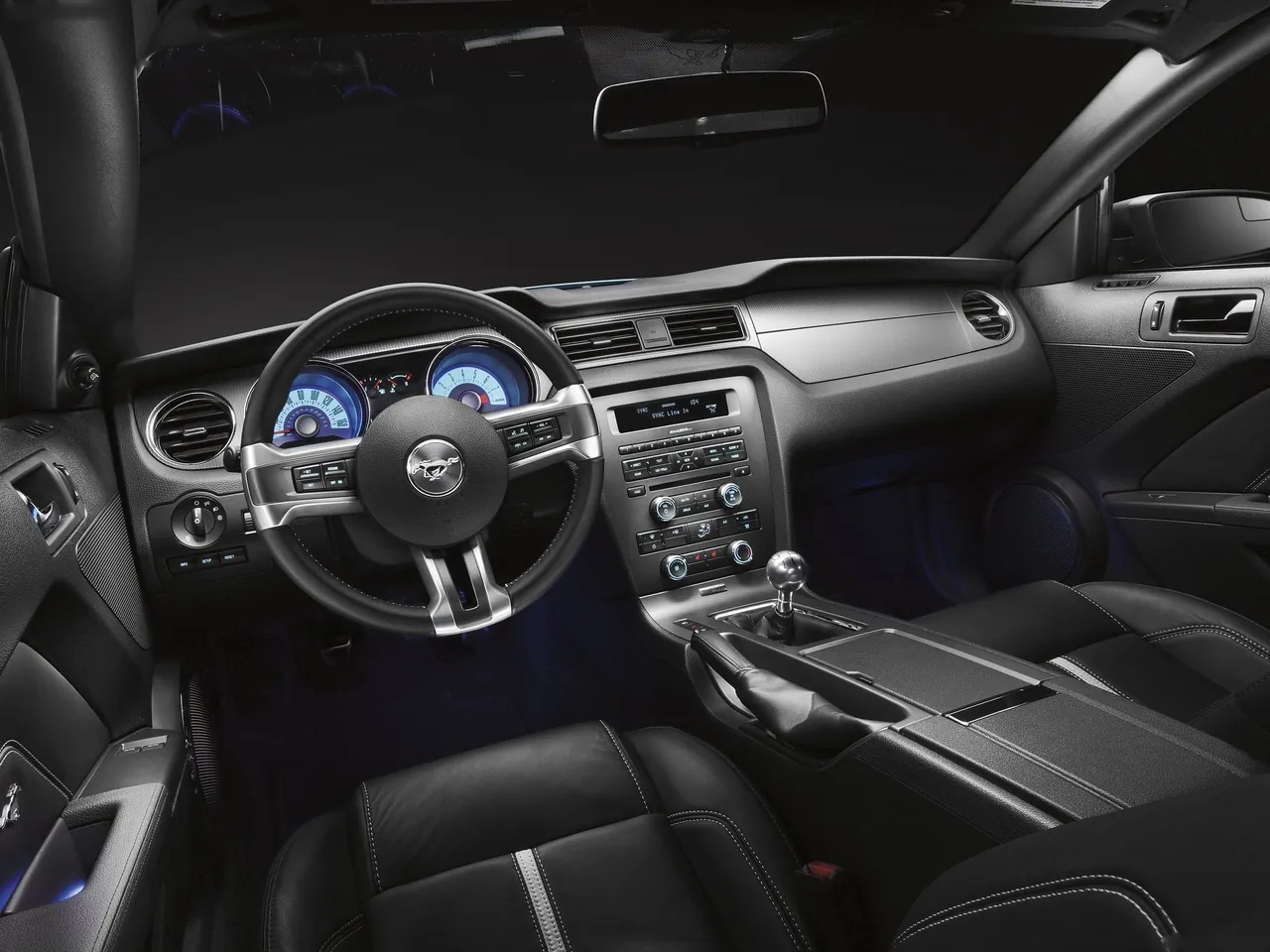 Ford Mustang GT (2011) – interiér