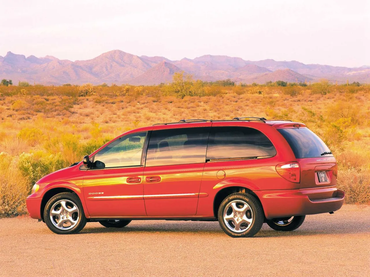 Dodge Grand Caravan ES (2001) – zadní tříčtvrteční pohled