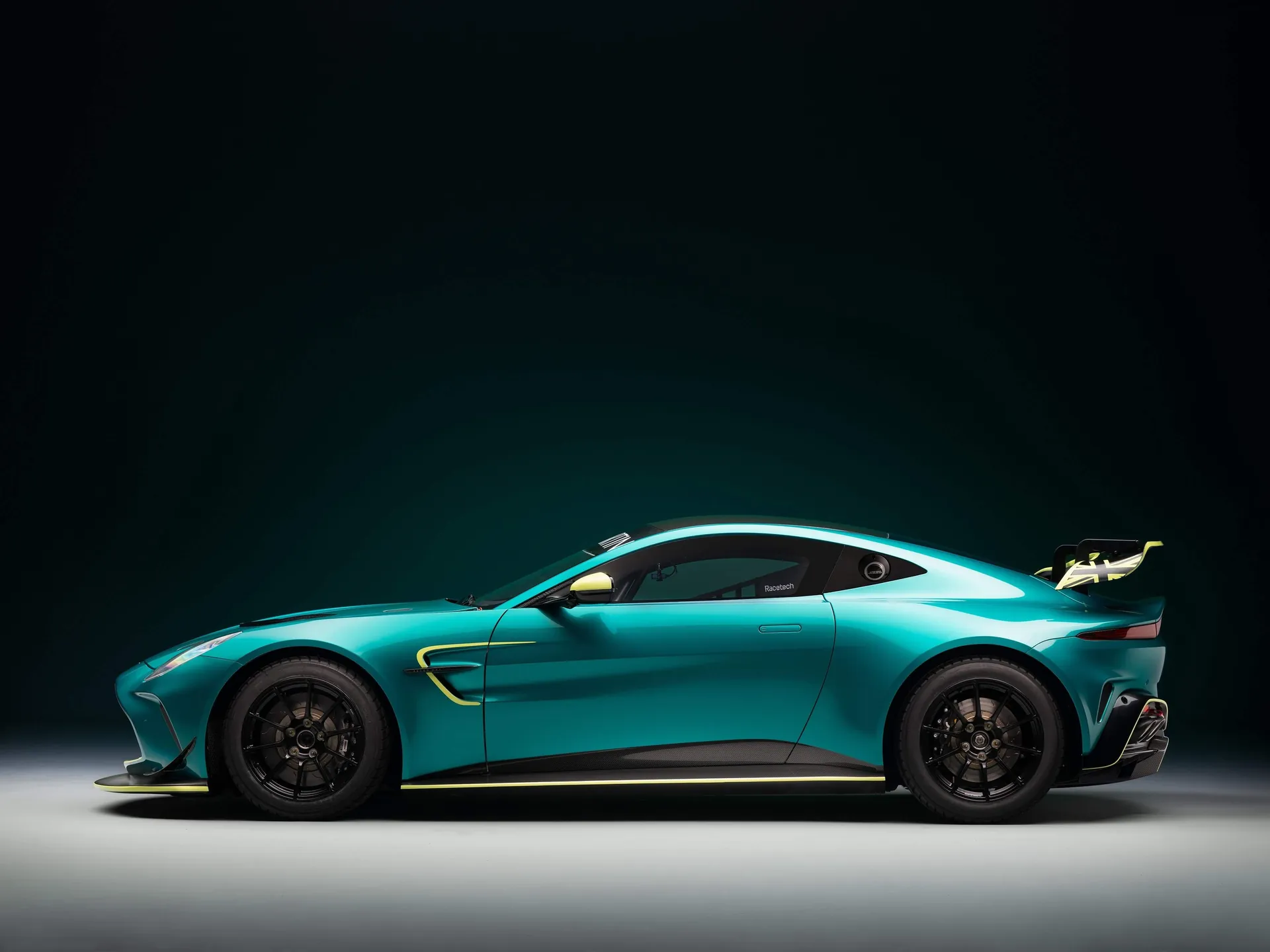 Aston Martin Vantage GT4 (2024) – boční profil