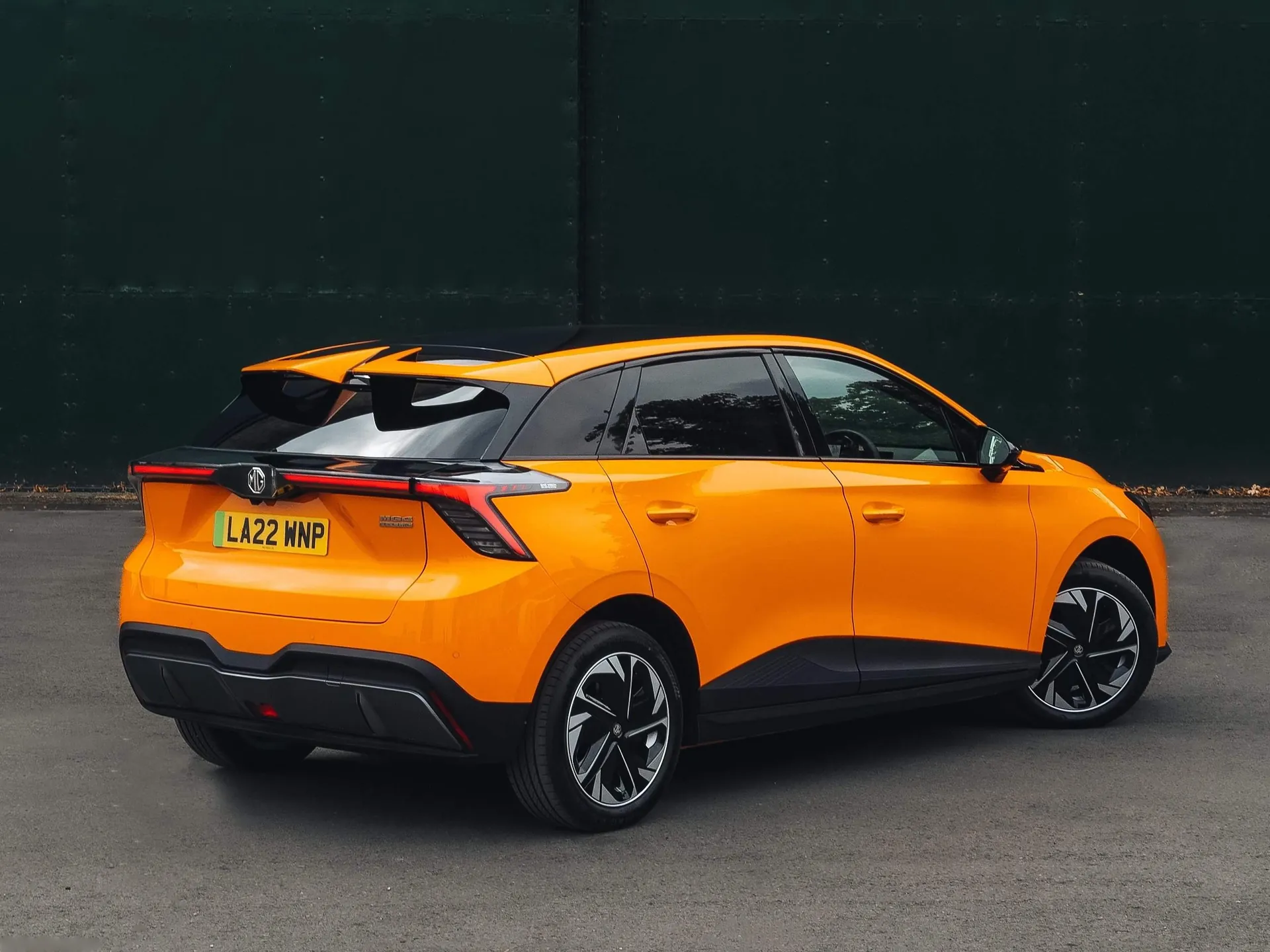 MG 4 EV (2023) – zadní tříčtvrteční pohled