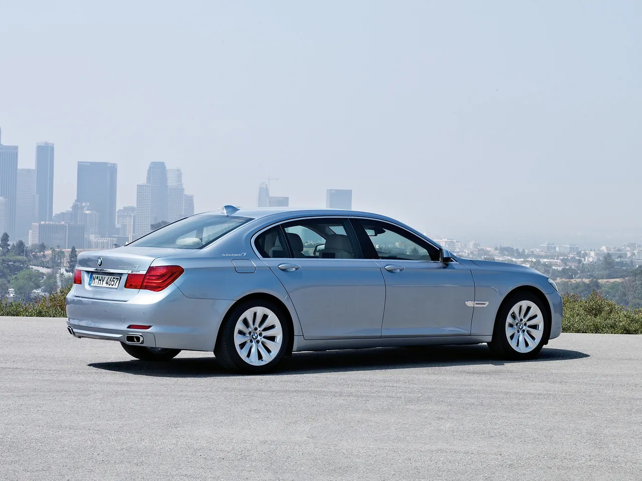 BMW 7 ActiveHybrid (2010) – zadní tříčtvrteční pohled