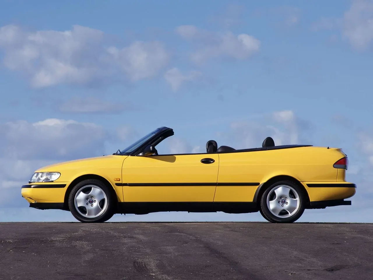 Saab 900 Convertible (1998) – boční profil