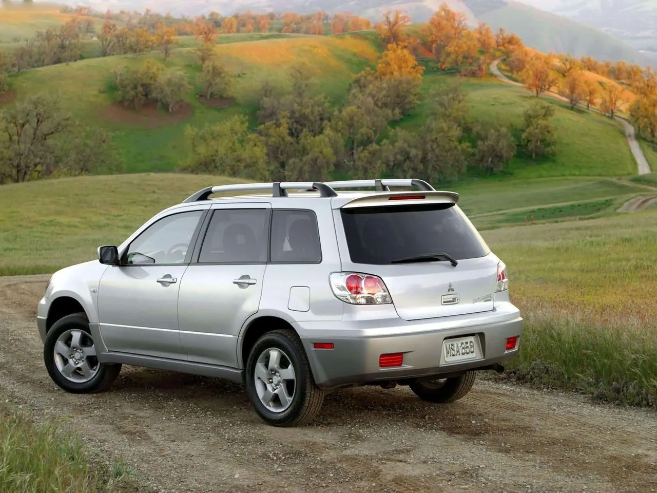 Mitsubishi Outlander (2004) – zadní tříčtvrteční pohled