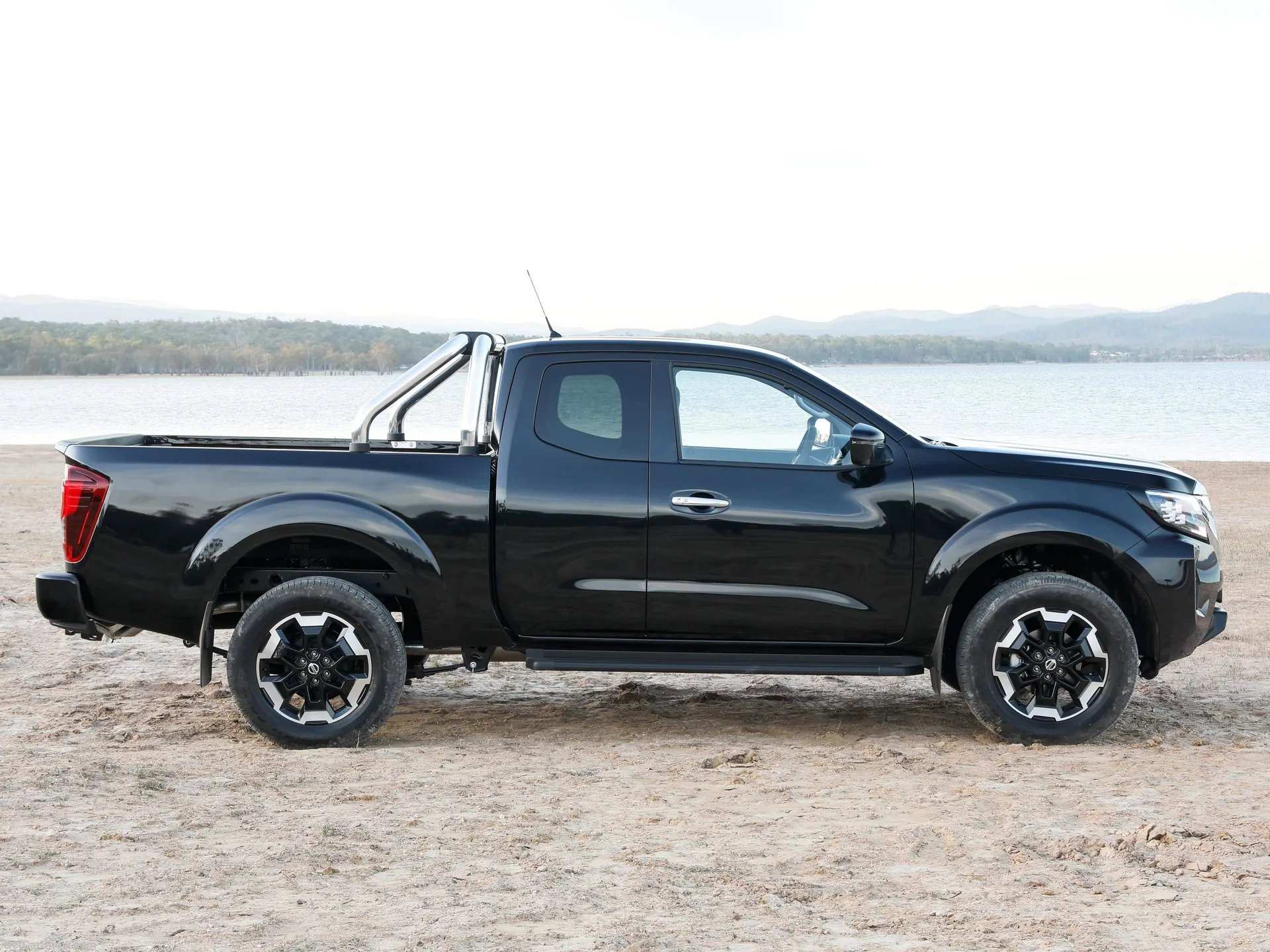 Nissan Navara [AU] (2021) – boční profil