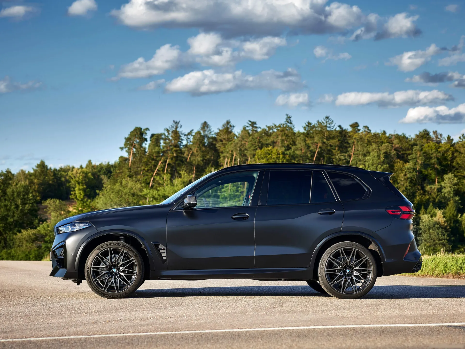 BMW X5 M Competition (2024) – boční profil