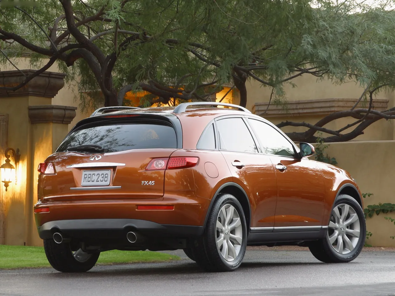 Infiniti FX45 (2003) – zadní tříčtvrteční pohled