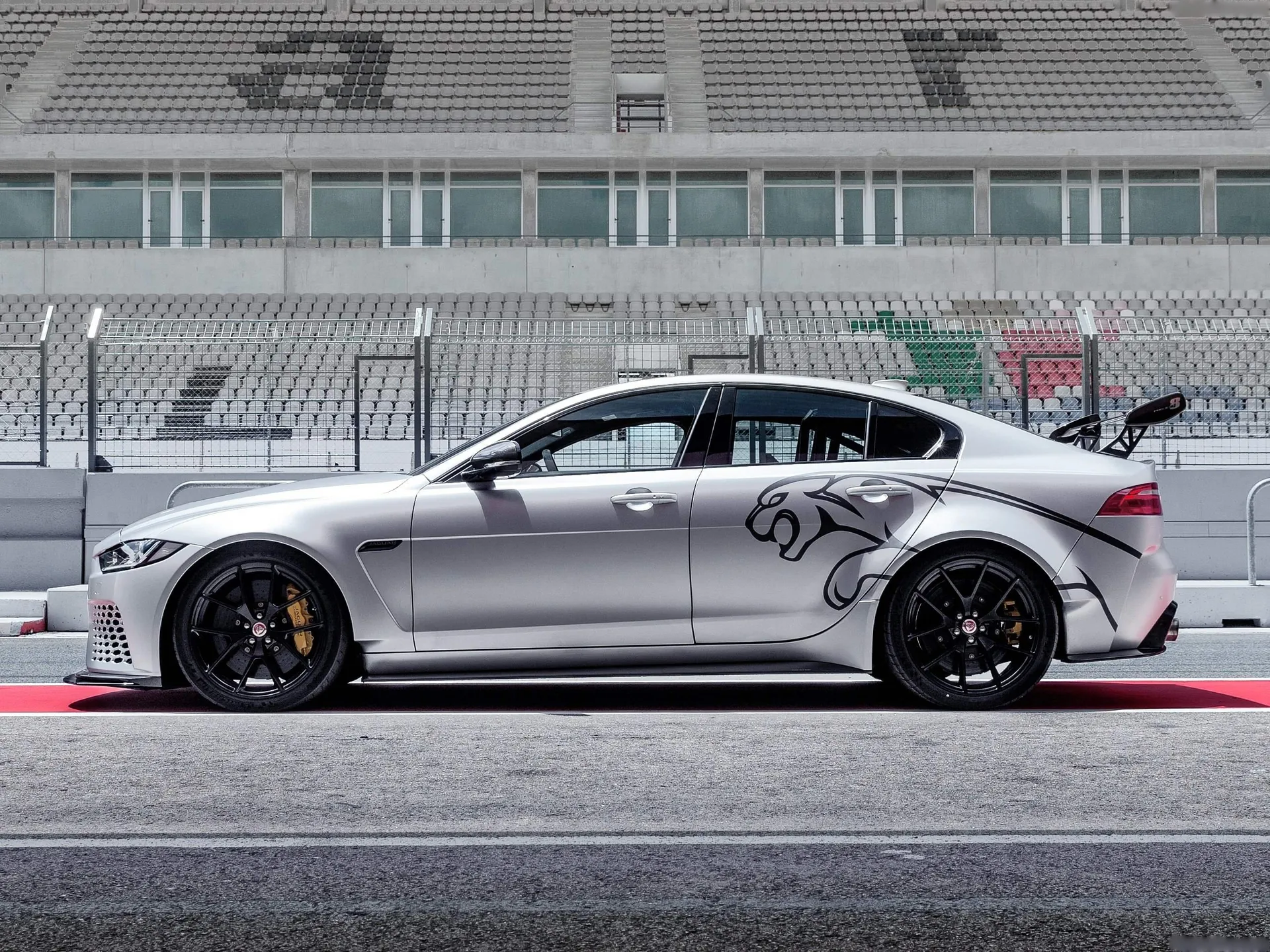 Jaguar XE SV Project 8 (2018) – boční profil