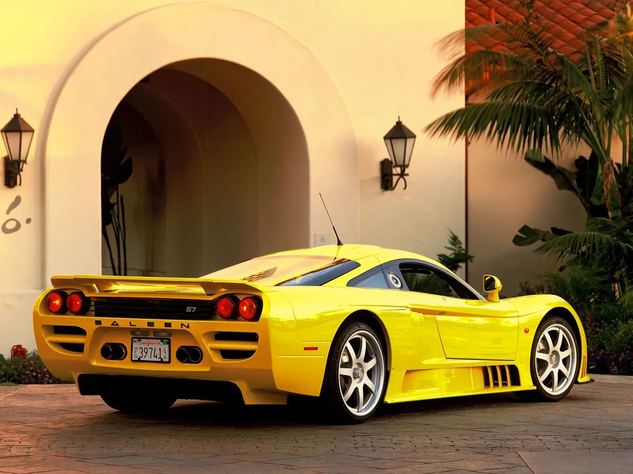 Saleen S7 (2002) – zadní tříčtvrteční pohled